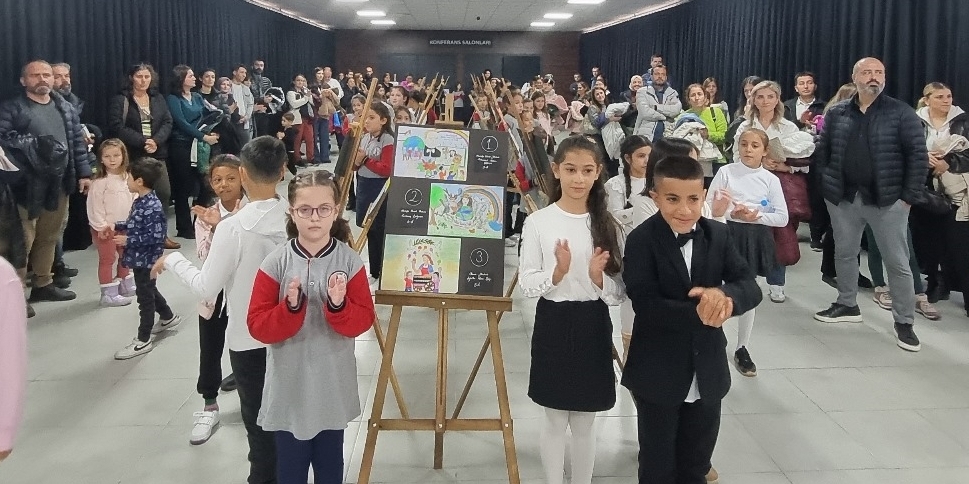 Edirne'de İlkokul Öğrencilerinin Resim Sergisi Açıldı