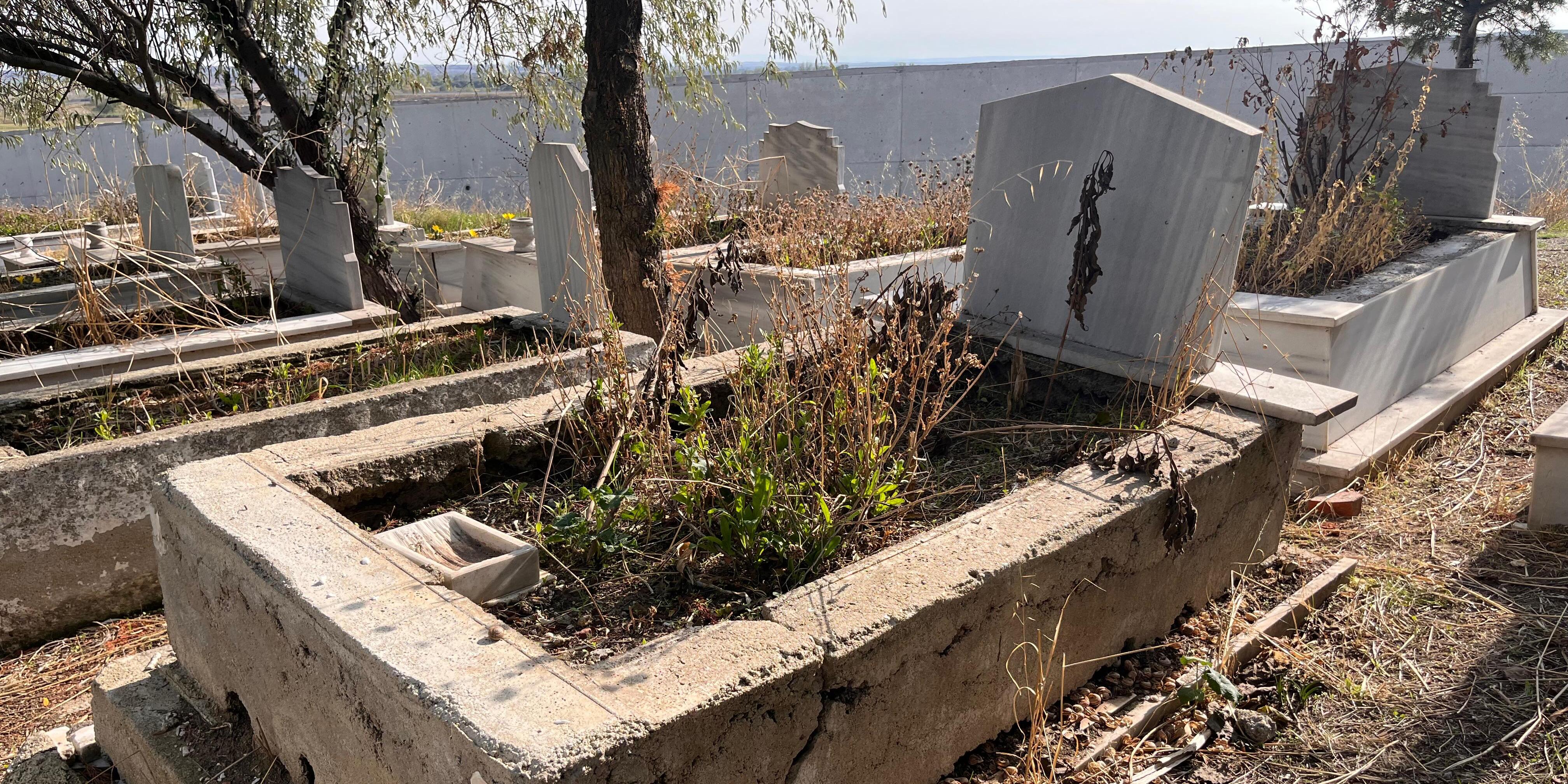 Tekirdağ'da Kabir Mermerlerini Çalıp Bahçesinde Kullanan Şüpheli Gözaltına Alındı